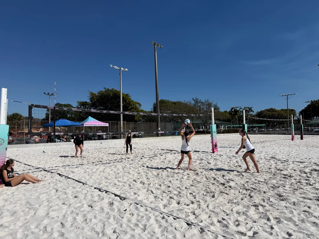 Mamu Beach athletes together on the sand after a tournament