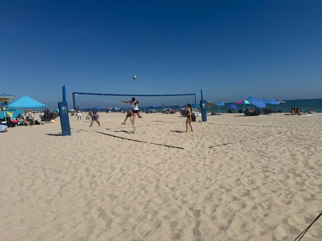 Mamu Beach athletes playing a rally at the net on the sand