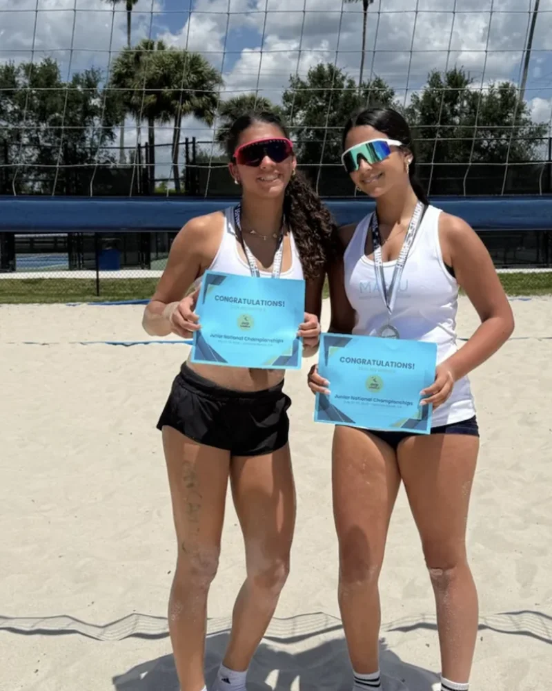 Fiorella Valdiviezo and Julia Iza with their SR1 Wellington silver medals